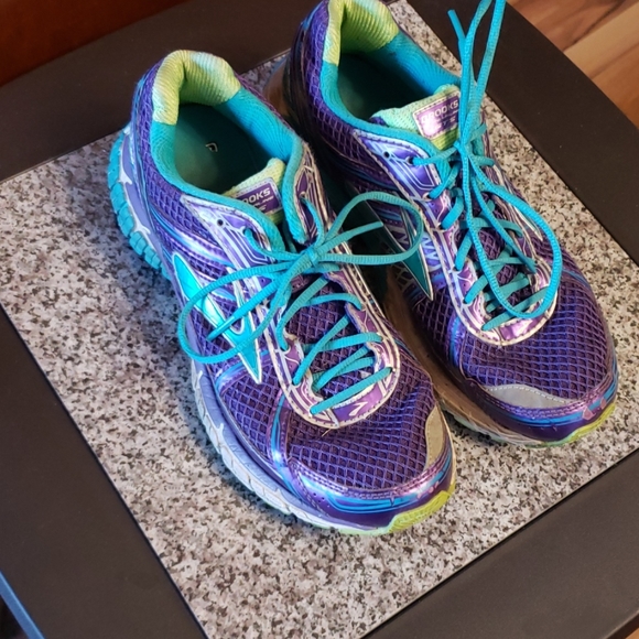 brooks running shoes size 6